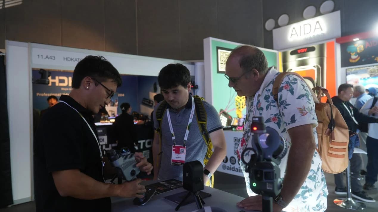Product discussion at the booth